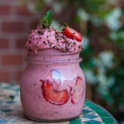 Nicecream Rezepte: Nicecream mit Erdbeere, Banana, Schokosplittern und Minze.
