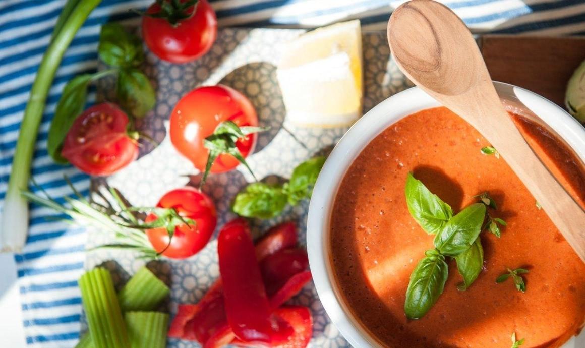 Intervallfasten mit einer Tomatensuppe im Mixer zubereitet