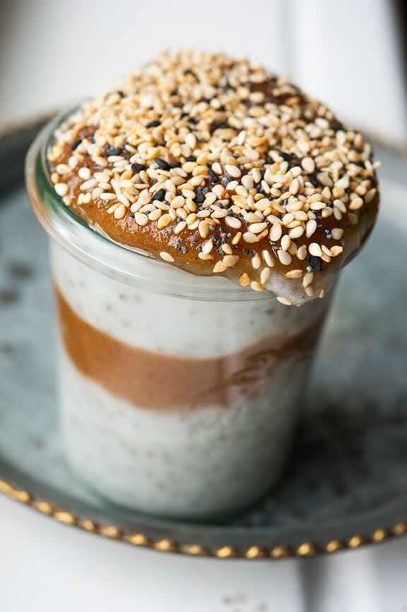 Chia-Samen-Rezept: Chia-Pudding mit Dattel-Creme und Sesam